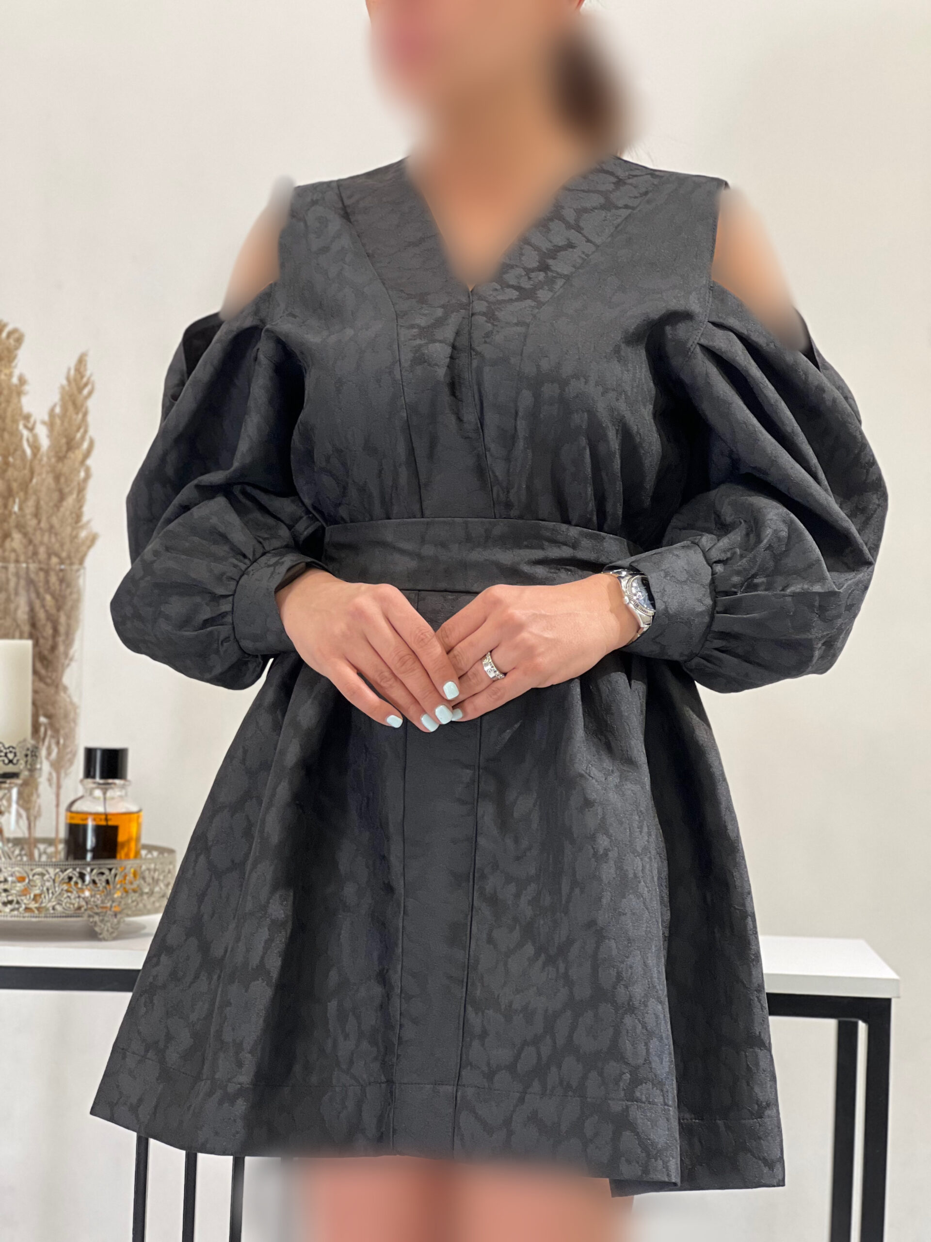 پیراهن ژاکارد زنانه پیراهن ژاکارد مشکی سرشانه باز با آستین پفی و کمر کشی.